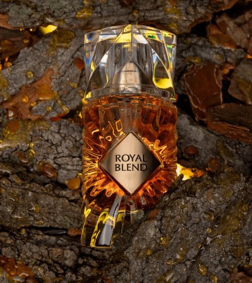 Royal Blend - flacon de parfum avec étiquette en forme de diamant sur fond de bois texturé